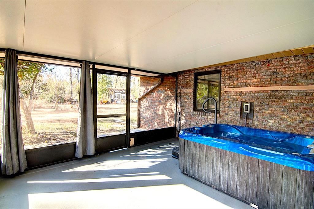 Screened Lanai Hot Tub Overlooking Backyard & Greenhouse