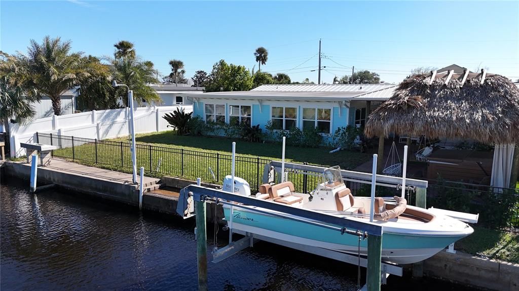 Elevator boat lift