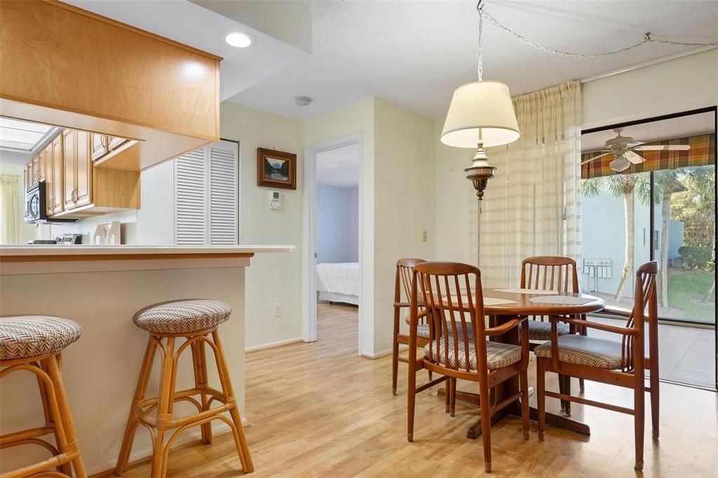 Eat in breakfast bar and dining area