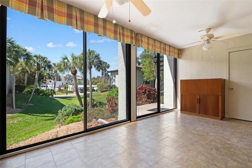 Large glassed-in lanai