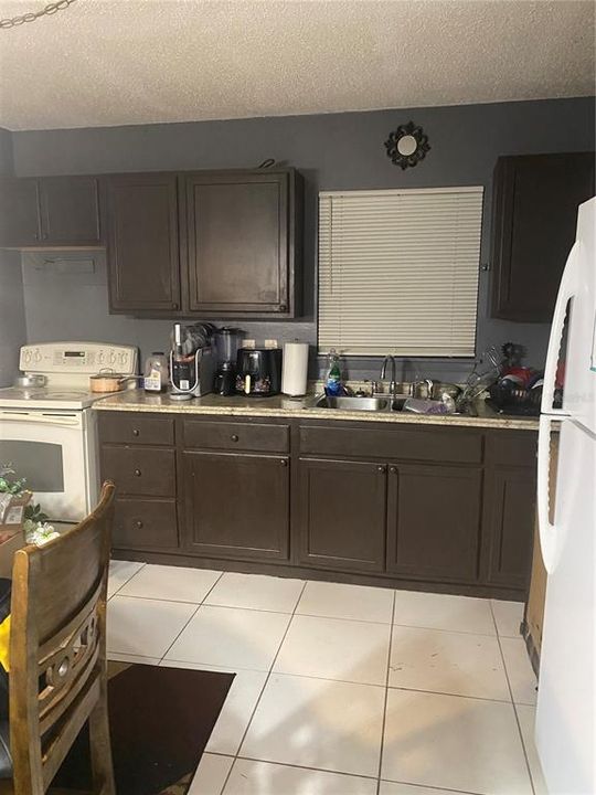 For Sale: $180,000 (2 beds, 1 baths, 884 Square Feet)