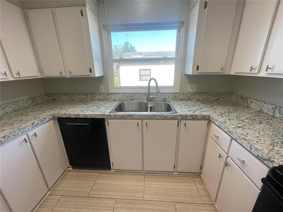 For Sale: $146,000 (2 beds, 2 baths, 864 Square Feet)