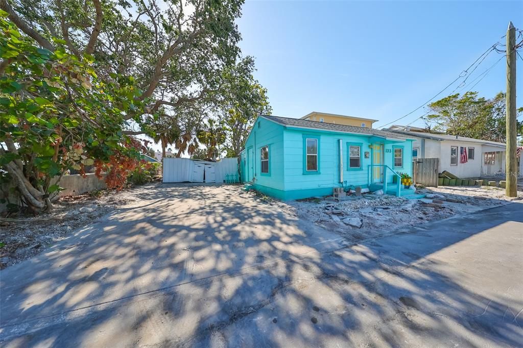 For Sale: $445,000 (2 beds, 1 baths, 708 Square Feet)