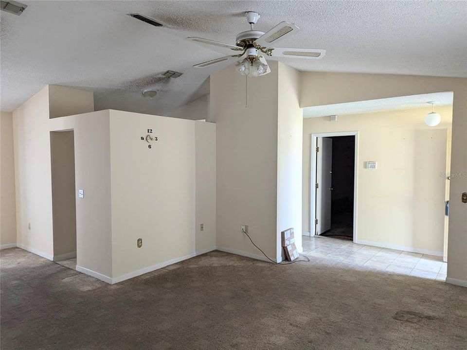 front door to the right, looking at L shaped Living room Door to kitchen on the left