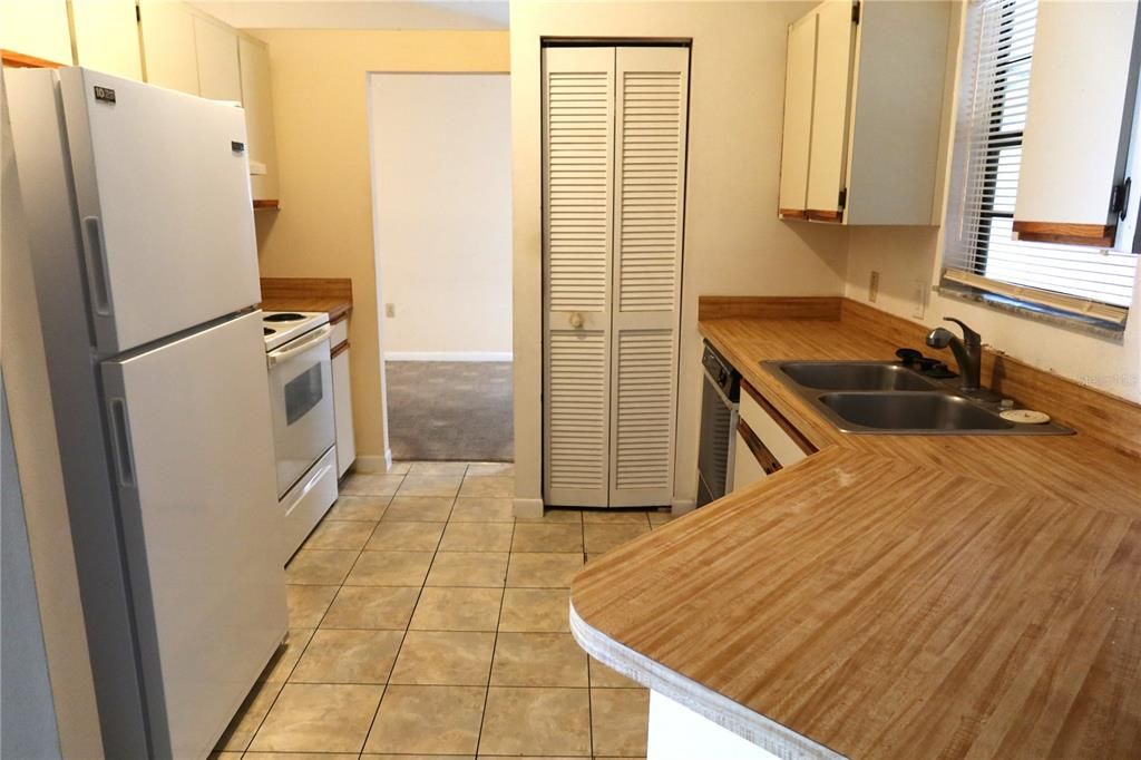 Kitchen with Dishwasher, fridge and electric range