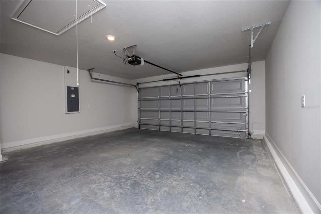 合同活跃: $333,150 (4 贝兹, 2 浴室, 1820 平方英尺)