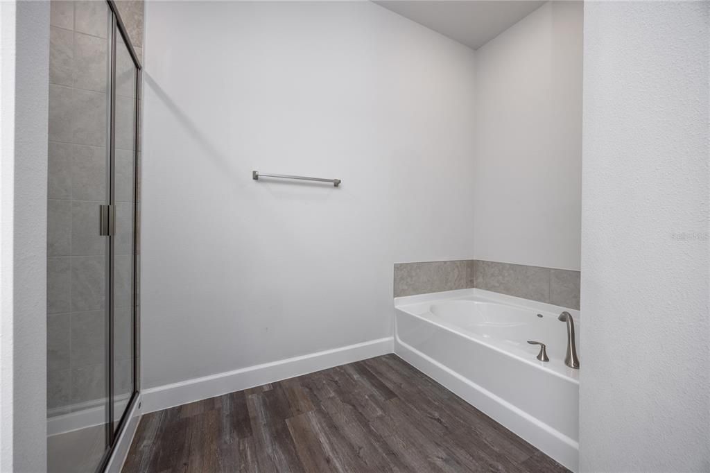 合同活跃: $333,150 (4 贝兹, 2 浴室, 1820 平方英尺)