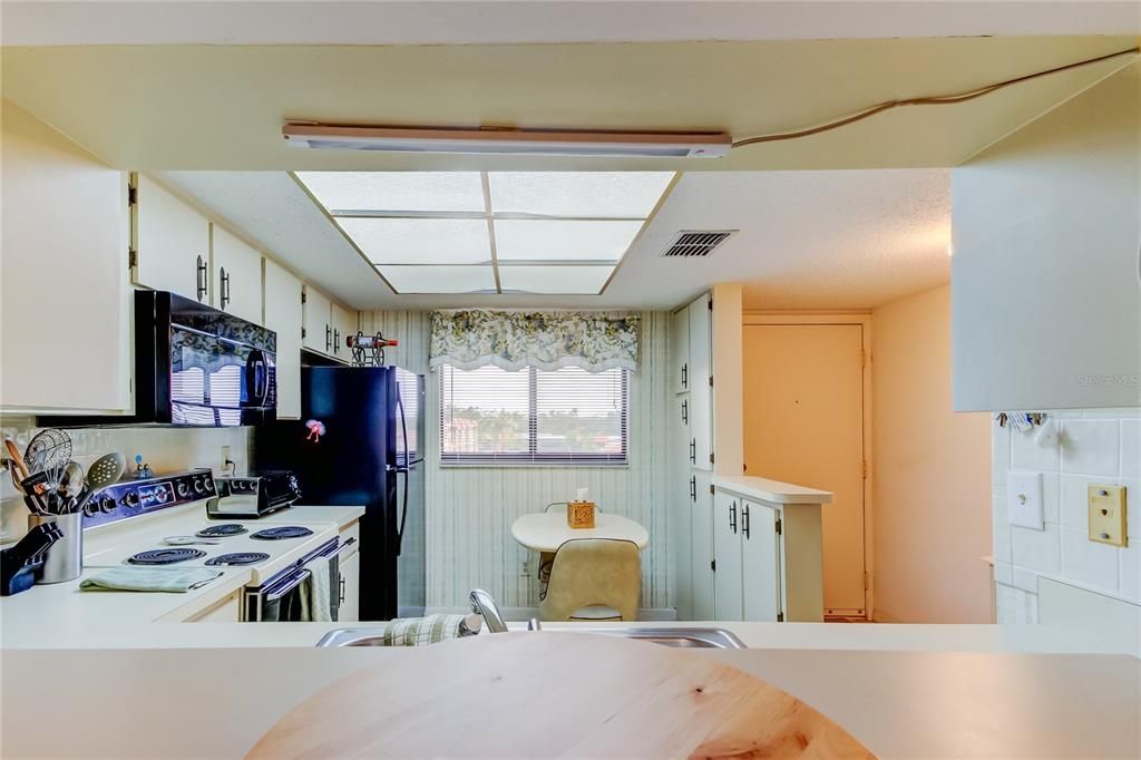 24. Peeping into Kitchen (9' x 11') from Breakfast Bar!!