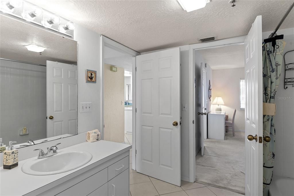 For Sale: $374,900 (2 beds, 2 baths, 1128 Square Feet)