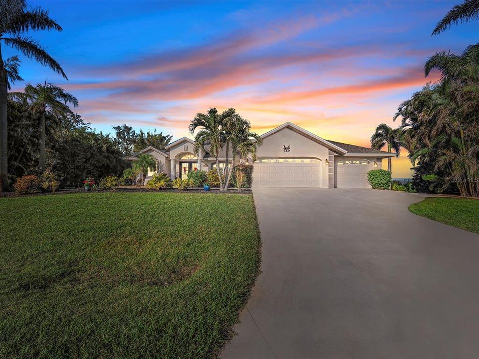 For Sale: $550,000 (3 beds, 2 baths, 1901 Square Feet)