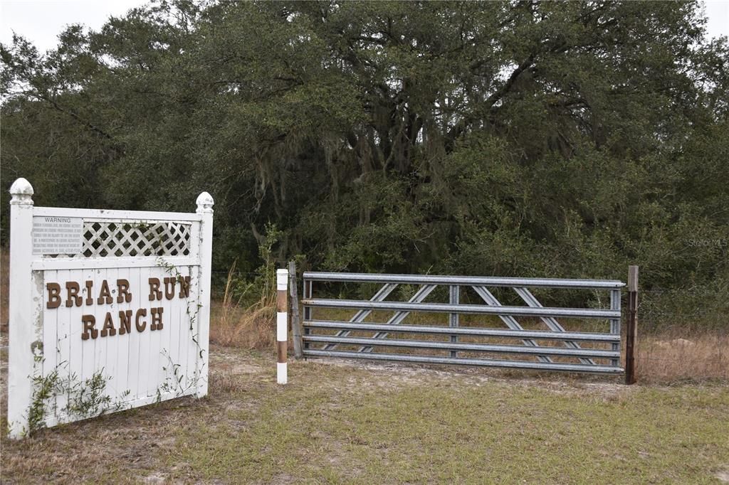 На продажу: $1,850,000 (48.29 acres)