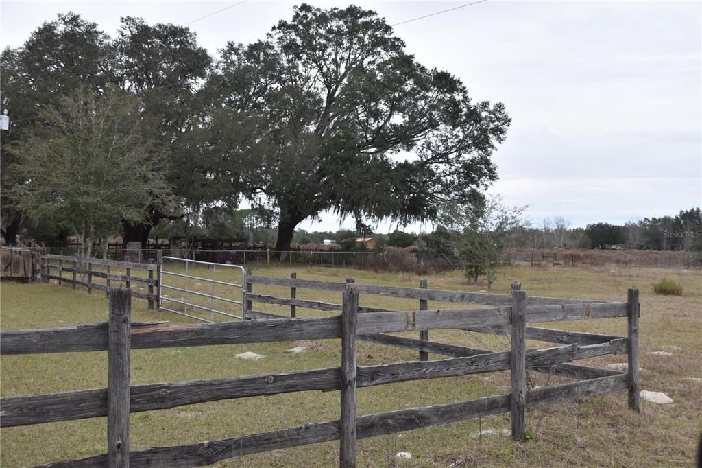 На продажу: $1,850,000 (48.29 acres)