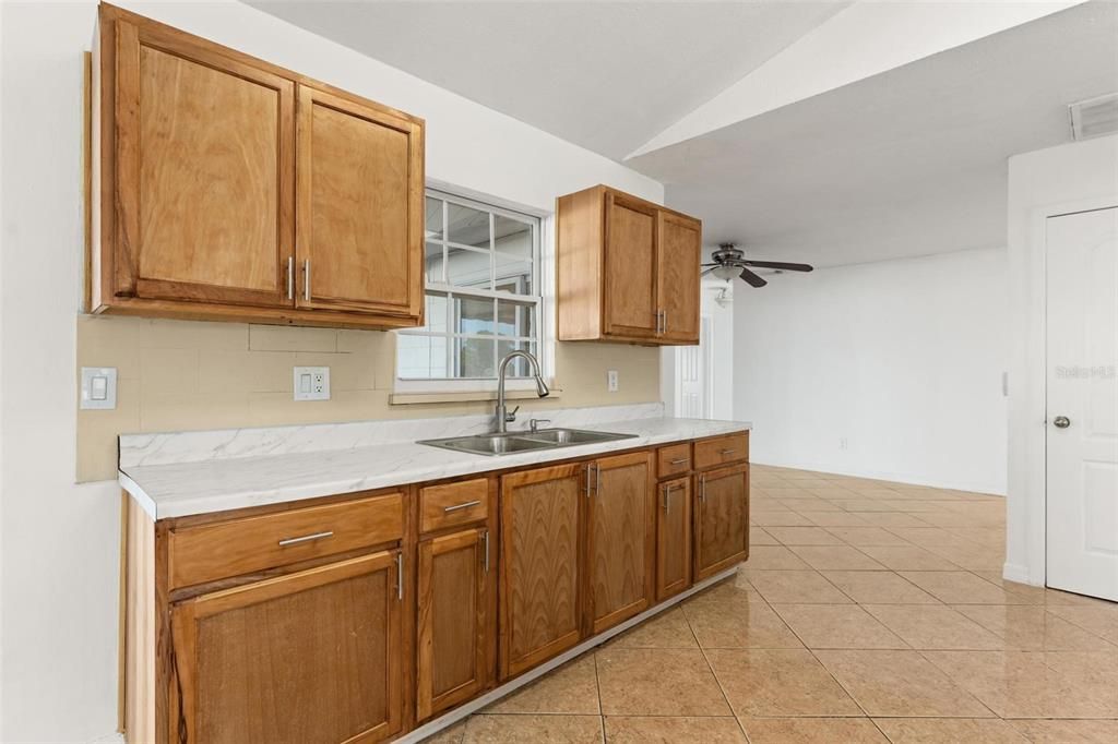 For Sale: $325,000 (3 beds, 2 baths, 1404 Square Feet)