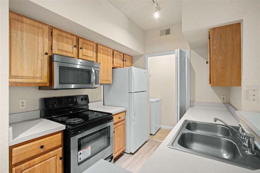 For Sale: $235,000 (2 beds, 2 baths, 886 Square Feet)