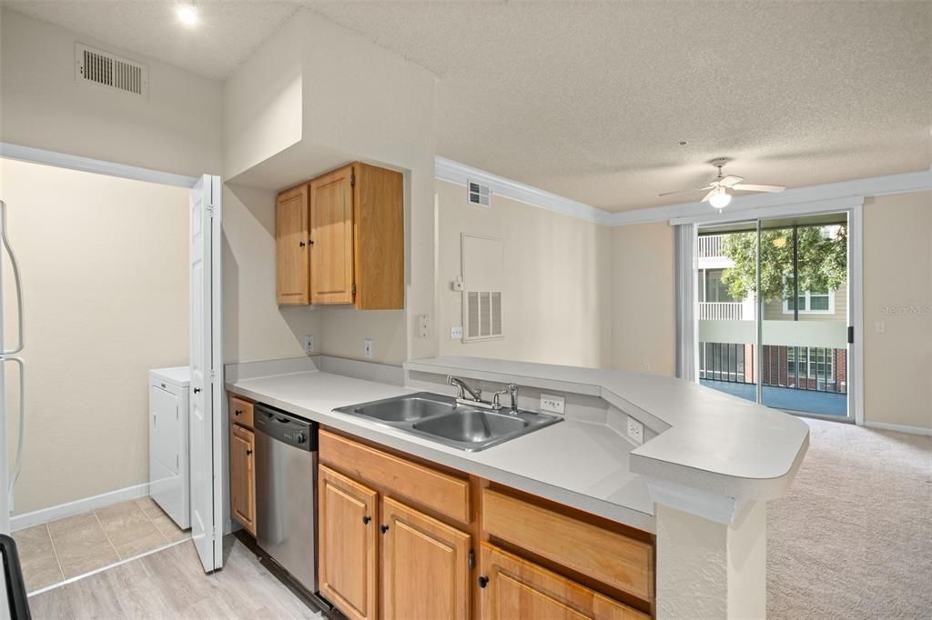 For Sale: $235,000 (2 beds, 2 baths, 886 Square Feet)