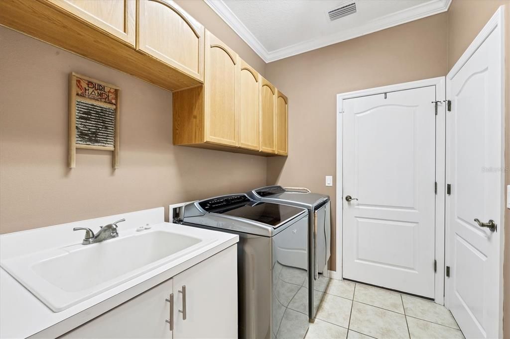 For Sale: $559,900 (3 beds, 2 baths, 2287 Square Feet)