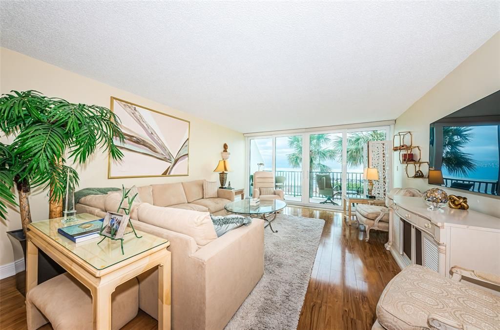 For Sale: $885,000 (2 beds, 2 baths, 1270 Square Feet)