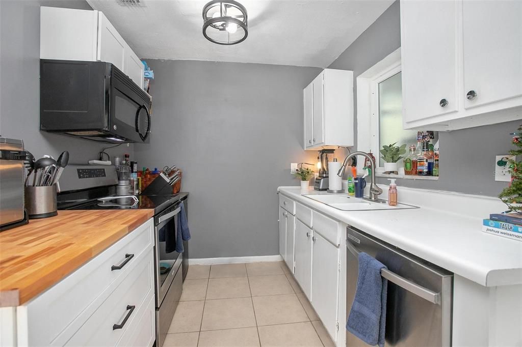 For Sale: $229,900 (2 beds, 1 baths, 741 Square Feet)