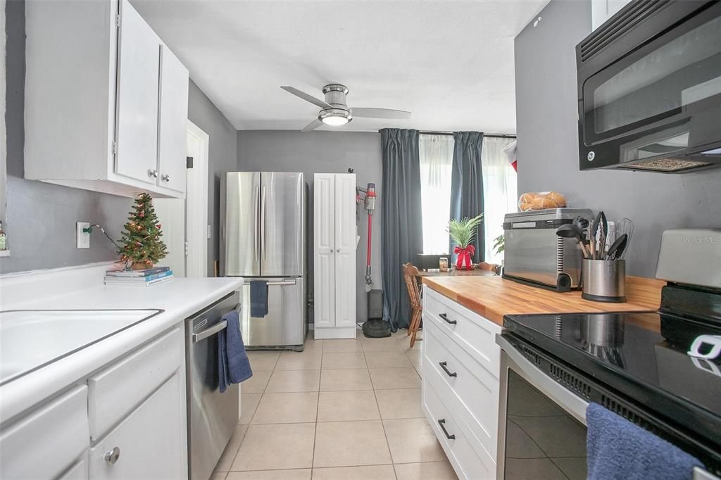 For Sale: $229,900 (2 beds, 1 baths, 741 Square Feet)