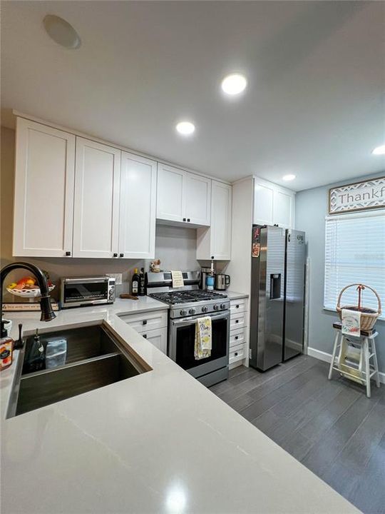 For Sale: $219,800 (2 beds, 1 baths, 868 Square Feet)