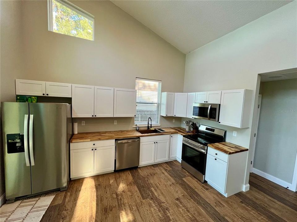 For Sale: $285,000 (2 beds, 1 baths, 812 Square Feet)