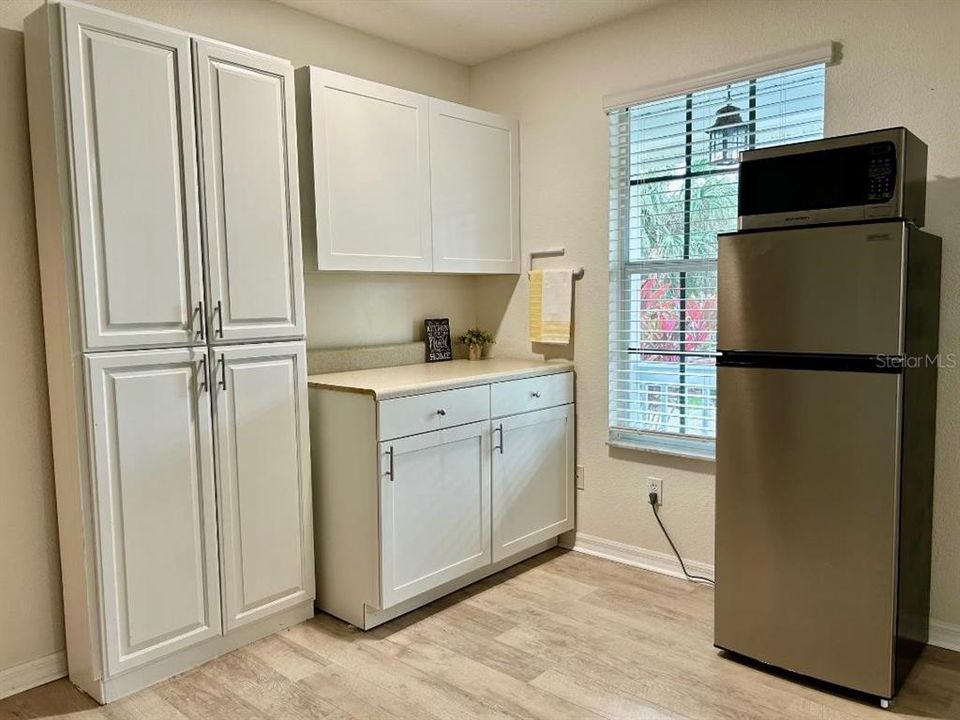 Kitchenette w/Refrigerator & Microwave