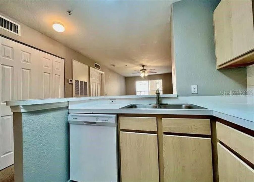 For Sale: $169,690 (1 beds, 1 baths, 574 Square Feet)