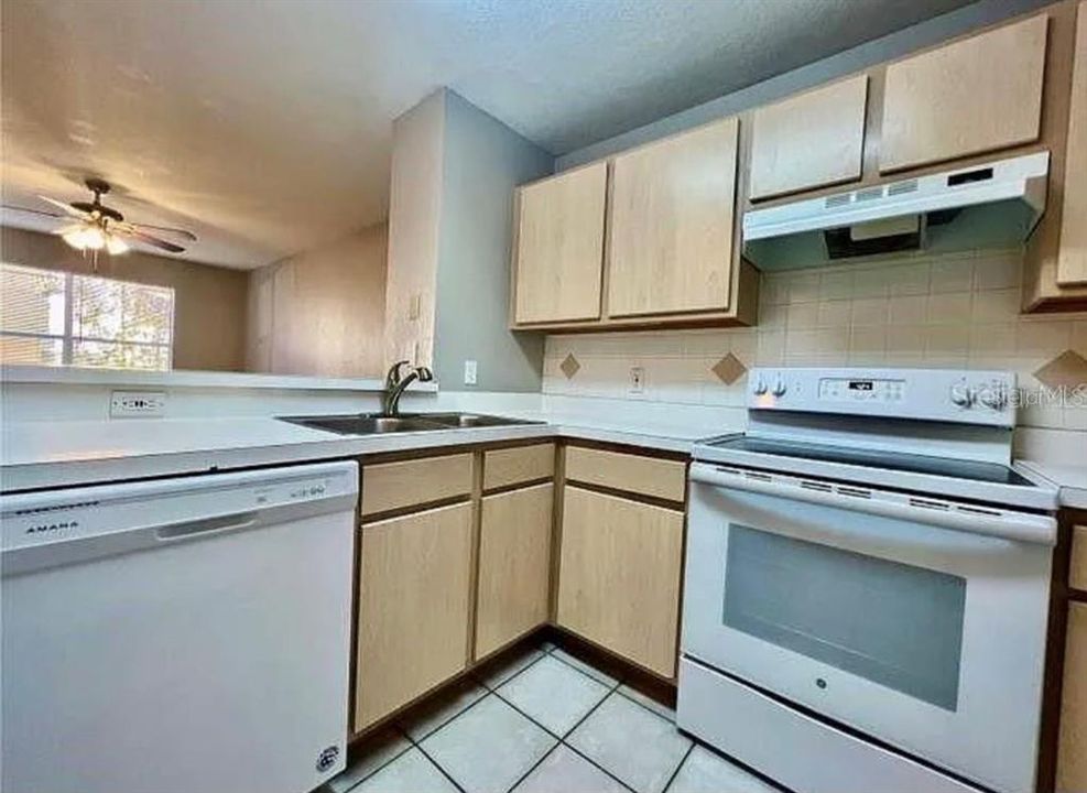 For Sale: $169,690 (1 beds, 1 baths, 574 Square Feet)