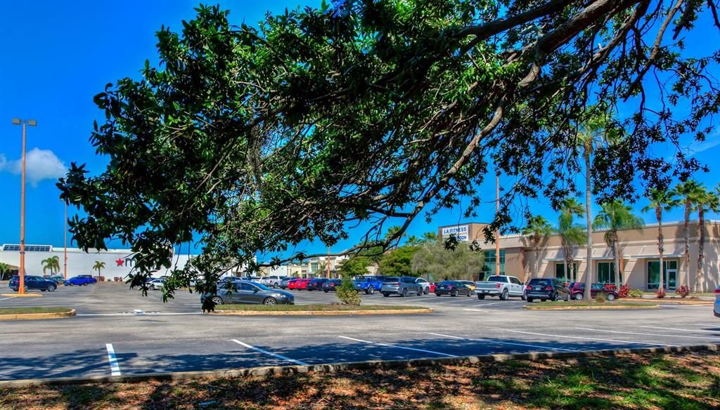 LA Fitness, Macy's, Aldi, Connor's Steak & Seafood and Cinebistro are just a few of the shops and restaurants located across the street in the Crossings at Siesta Key mall. Only 2.4 miles to Siesta Key's Shell Beach and 2.8 miles to downtown Sarasota.