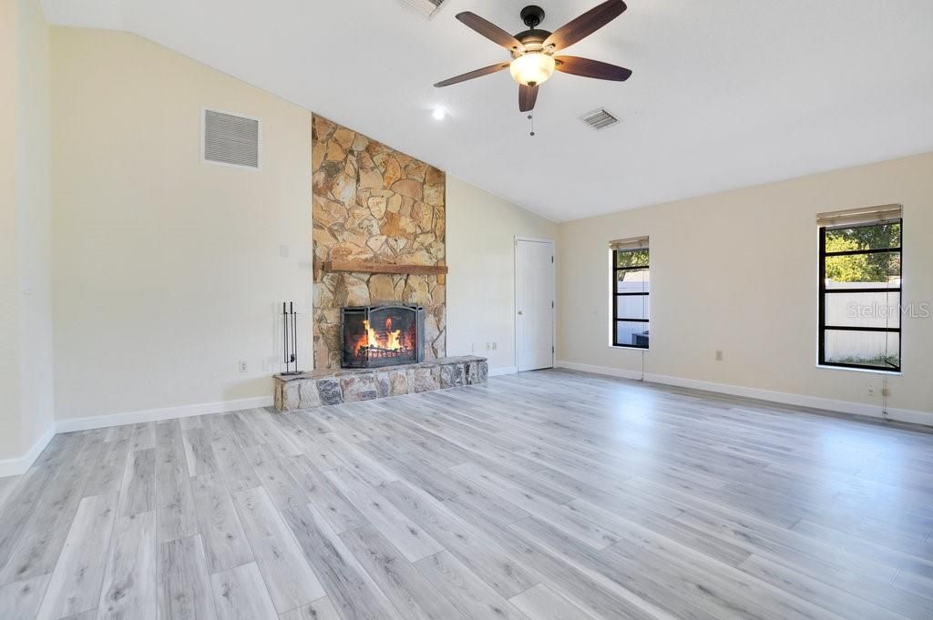 For Sale: $325,000 (3 beds, 3 baths, 2030 Square Feet)