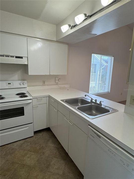 For Sale: $162,500 (2 beds, 1 baths, 963 Square Feet)