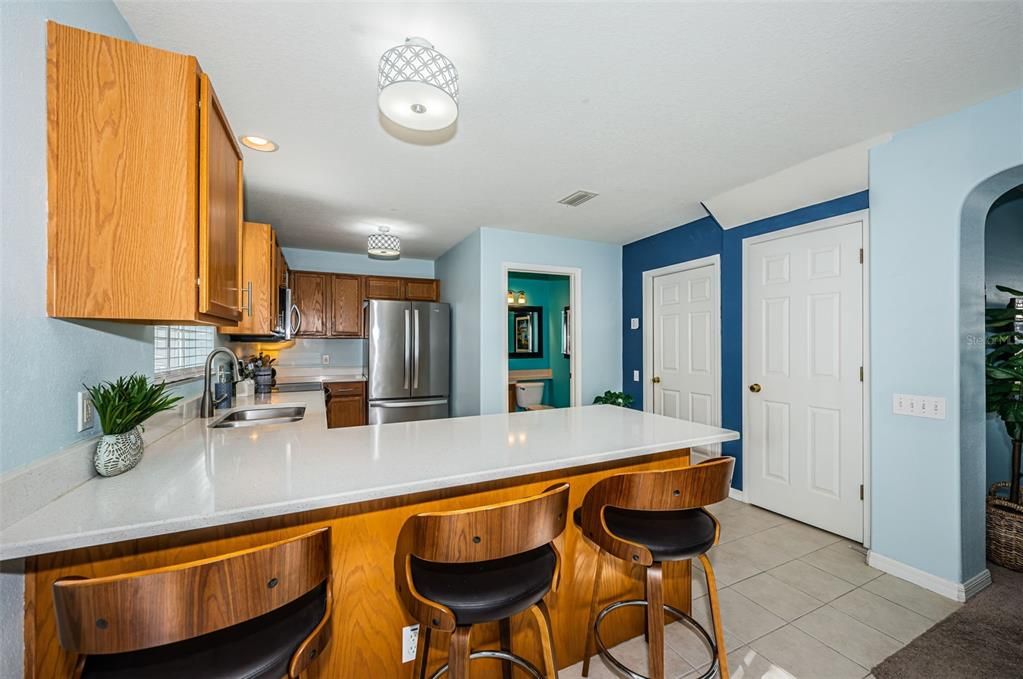 Breakfast bar, kitchen