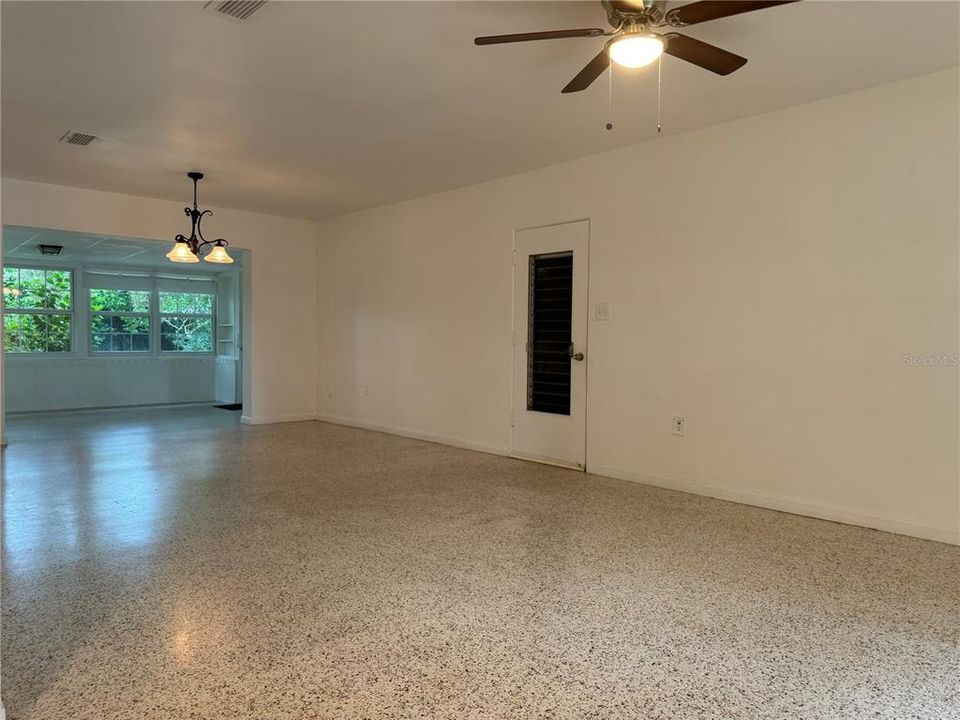 For Rent: $2,400 (4 beds, 2 baths, 1552 Square Feet)