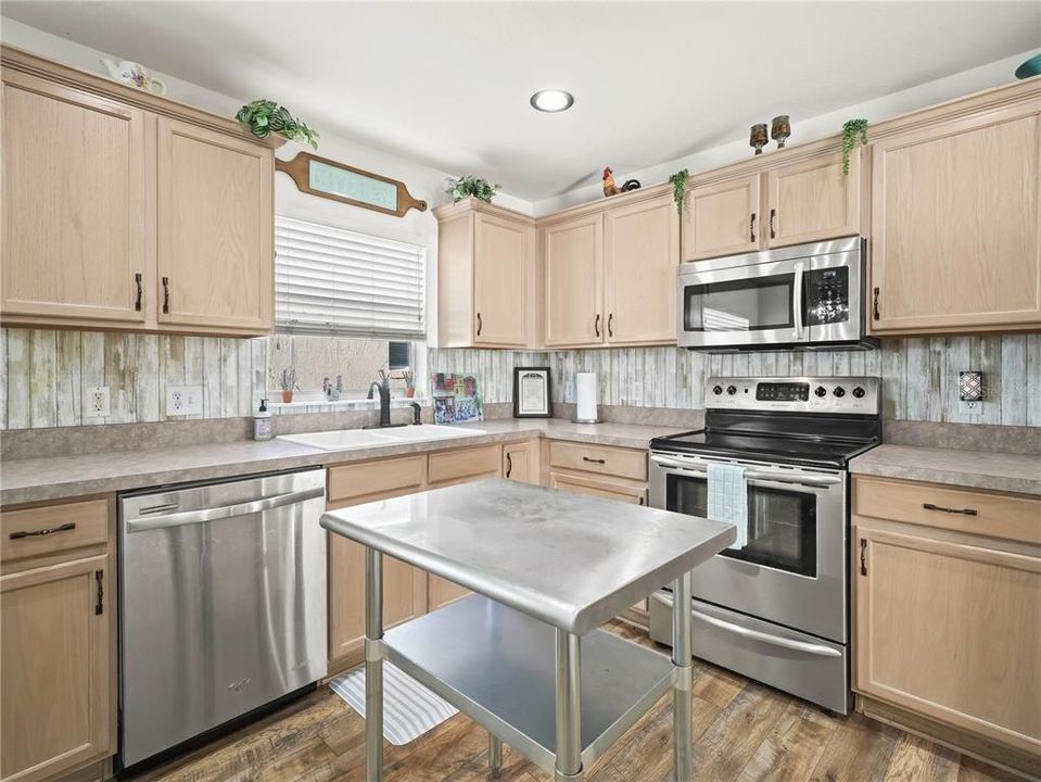 For Sale: $279,900 (3 beds, 2 baths, 1385 Square Feet)