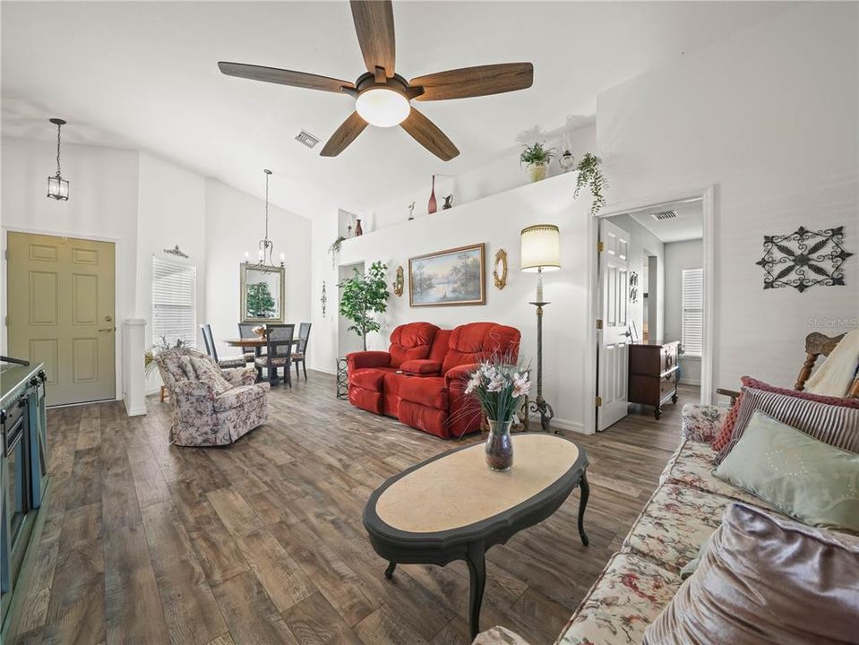 For Sale: $279,900 (3 beds, 2 baths, 1385 Square Feet)