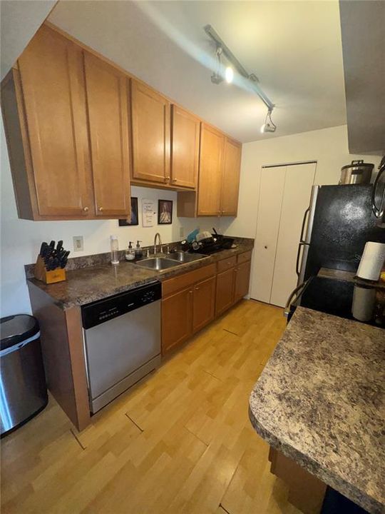 For Sale: $225,000 (1 beds, 1 baths, 663 Square Feet)