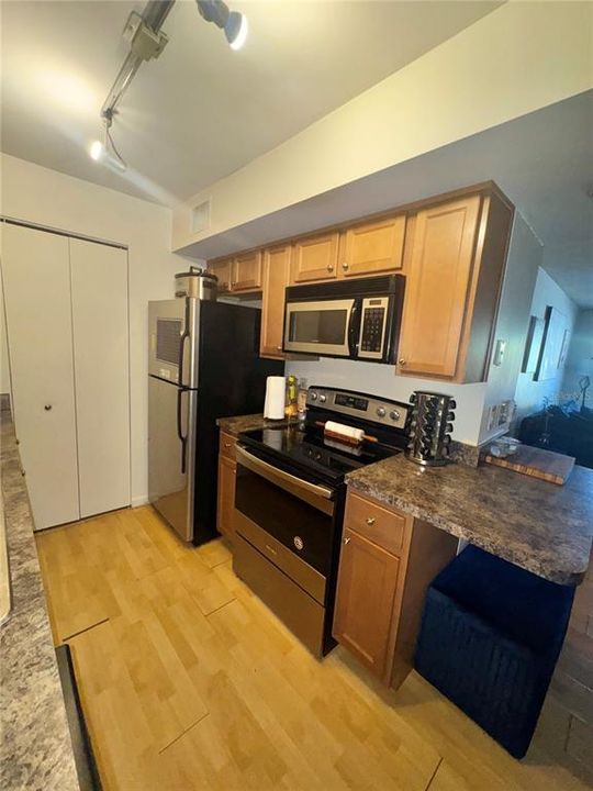 For Sale: $225,000 (1 beds, 1 baths, 663 Square Feet)