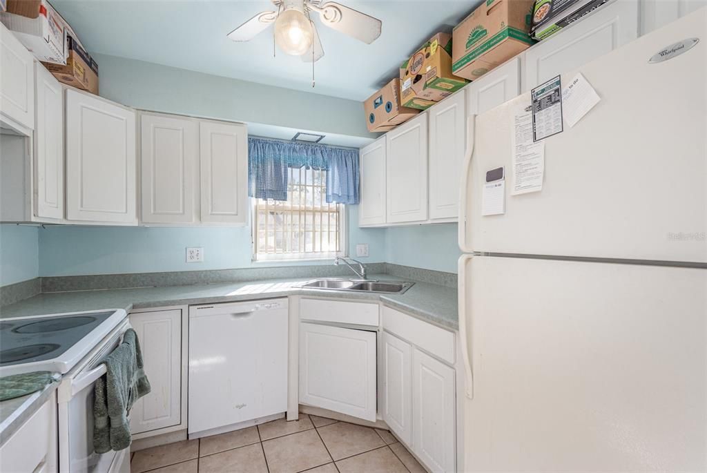 For Sale: $164,900 (2 beds, 2 baths, 979 Square Feet)