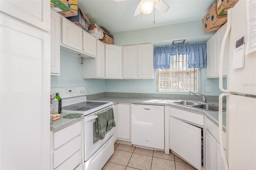 For Sale: $164,900 (2 beds, 2 baths, 979 Square Feet)