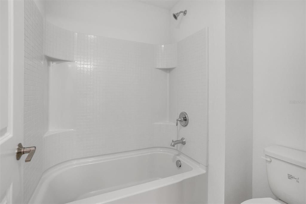 2nd bath with tub/shower combo