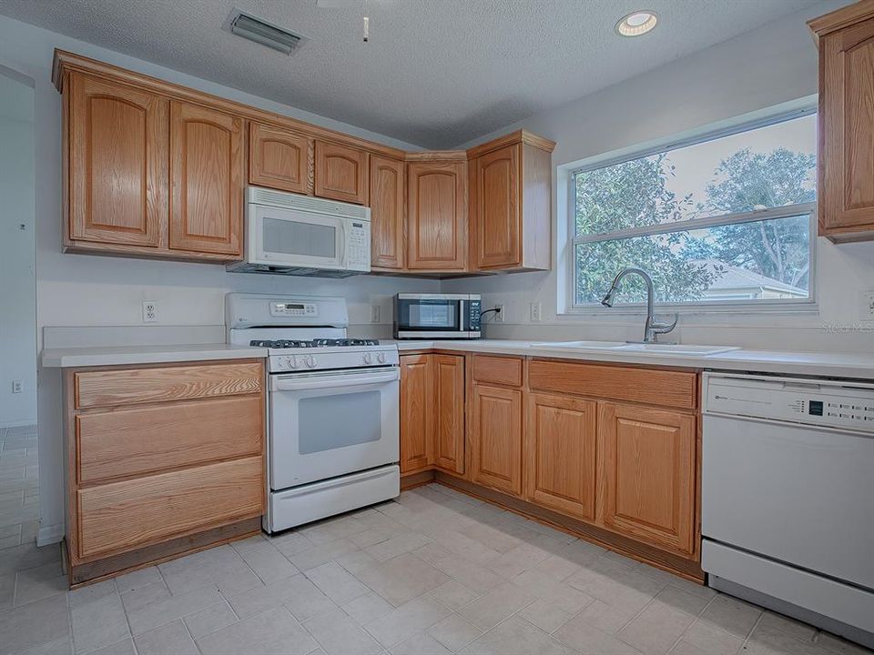 Spacious Kitchen w/Pull-out Drawers