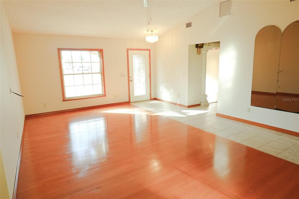 For Sale: $290,000 (2 beds, 2 baths, 1385 Square Feet)