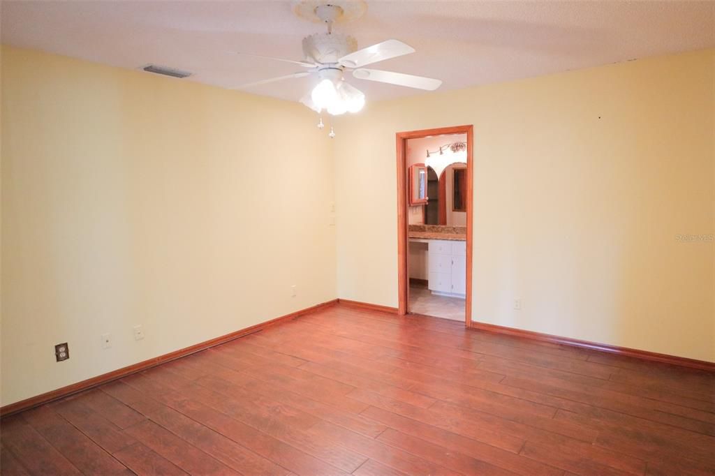 For Sale: $290,000 (2 beds, 2 baths, 1385 Square Feet)