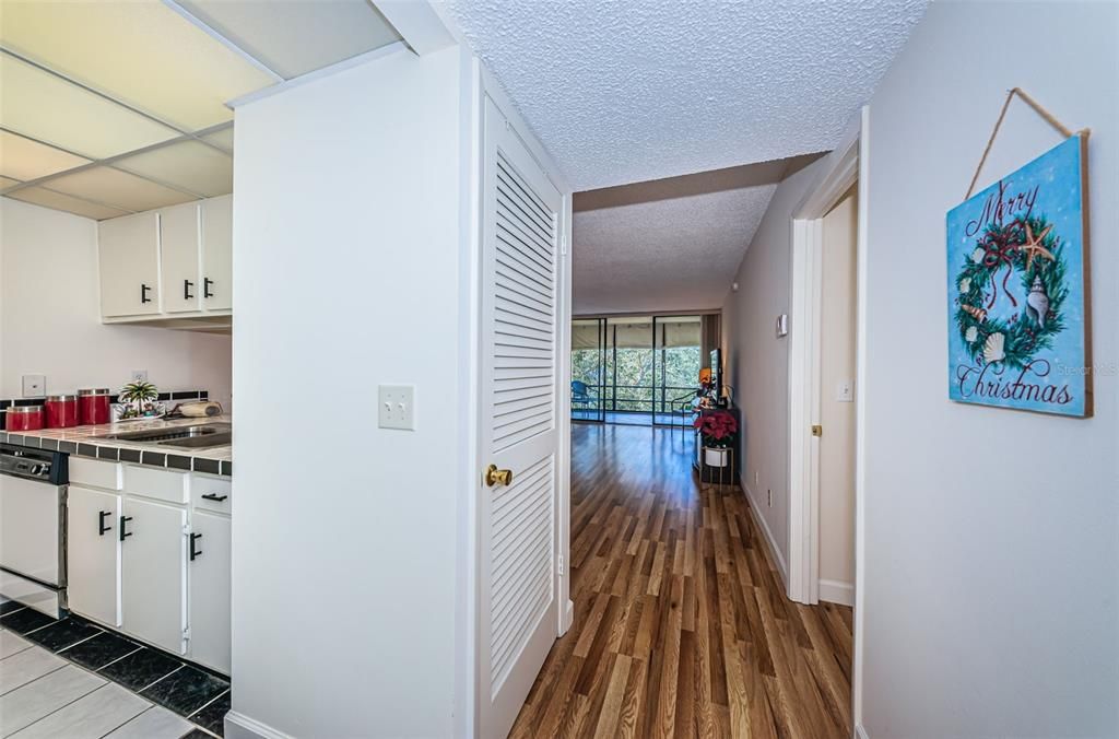 For Sale: $143,000 (1 beds, 1 baths, 660 Square Feet)