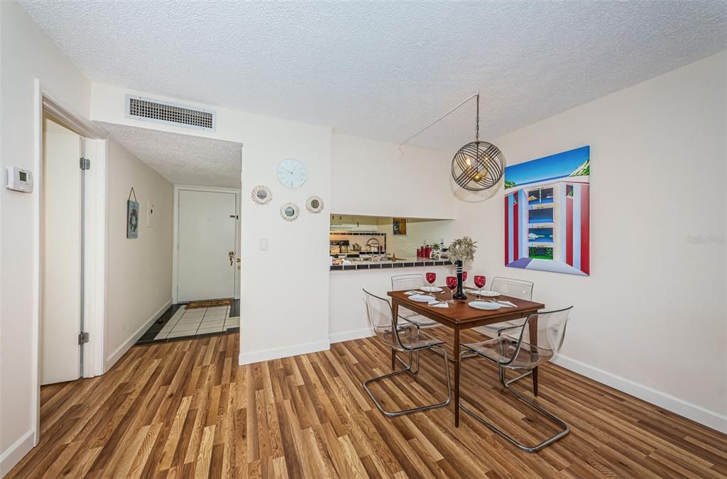 For Sale: $143,000 (1 beds, 1 baths, 660 Square Feet)