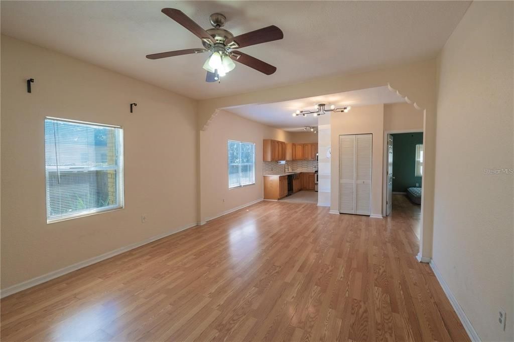 For Sale: $344,900 (2 beds, 1 baths, 1068 Square Feet)