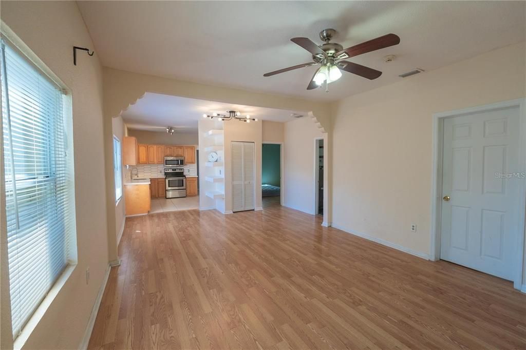 For Sale: $344,900 (2 beds, 1 baths, 1068 Square Feet)