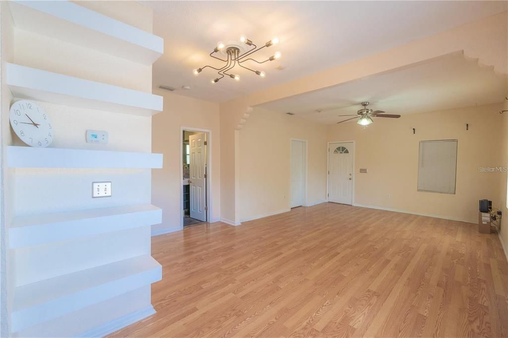 For Sale: $344,900 (2 beds, 1 baths, 1068 Square Feet)