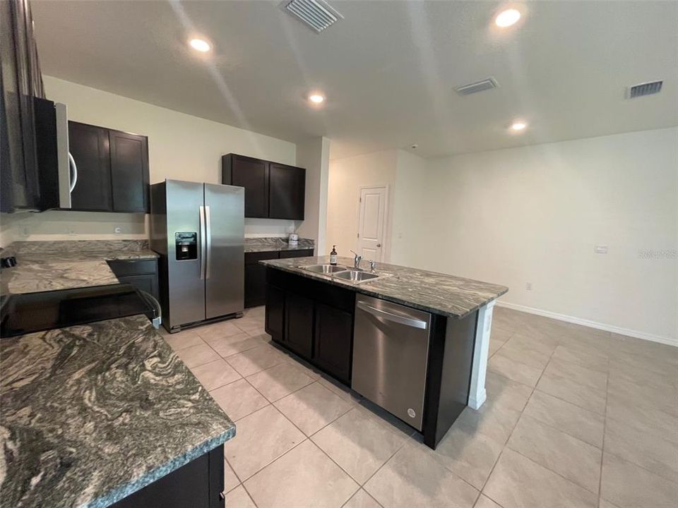 For Rent: $2,000 (3 beds, 2 baths, 1772 Square Feet)