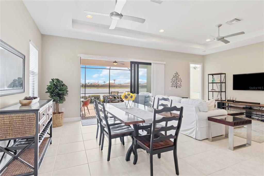 Dining Room - ample space for entertaining